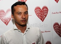 Hanya dengan tersenyum simpul, Nicholas Saputra mampu membuat penggemar wanitanya histeris. Gus Mun/detikHOT.