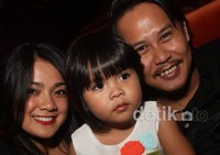 Nirina hadir ditemani oleh sang buah hati dan suami. Gus Mun/detikHOT.