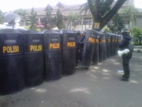 Cegah Bentrok Massa Pro & Kontra Aceng, Polisi Barikade Jalan Protokol