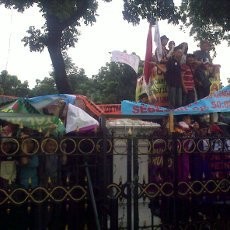 Hujan-hujanan, 800 PKL dan Jukir Jl Gadjah Mada Demo di Kantor Jokowi
