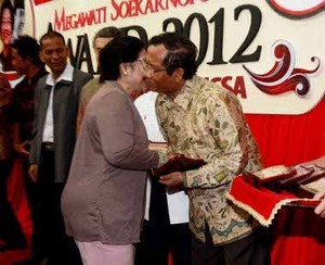 Ketika Mega dan Mahfud MD Cipika-cipiki