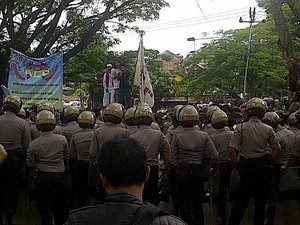 Garut Memanas, Massa Pro dan Kontra Bupati Aceng Turun ke Jalan