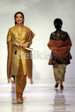 Lestarikan Kain Nusantara Lewat Peragaan Busana