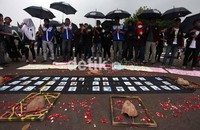 Puluhan orang sahabat munir yang bergabung dengan Jaringan Solidaritas Korban untuk Keadilan melakukan aksi Kamisan di depan Istana Merdeka, Jakarta.