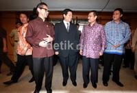 (Ki-ka) Menlu Marty Natalegawa, Ketua KPU Husni Kamil Manik, Mendagri Gamawan Fauzi, dan Ketua Bawaslu Muhammad sebelum acara serah terima data kependudukan.
