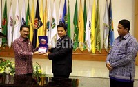 Mendagri Gamawan Fauzi menyerahkan data kependudukan kepada Ketua KPU Husni Kamil. Data penduduk WNI di dalam dan luar negeri ini akan dipergunakan KPU untuk membantu proses Pemilu 2014.