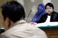 Neneng dan kuasa hukumnya mendengarkan kesaksian Marisi Matondang. Ramses/detikFoto.