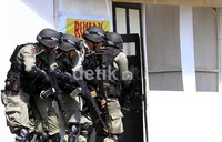 Polisi melakukan penggerebekan terhadap salah seorang pelaku penembakan di Pospam Pasar Wage Purwokerto.