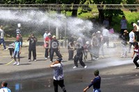 Polisi berusaha membubarkan aksi unjuk rasa.