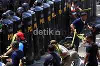 Simulasi dilanjutkan dengan penanganan kerusuhan massa pasca penetapan pasangan calon bupati dan wakil bupati yang berhak maju dalam Pilkada Banyumas.