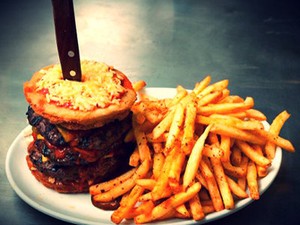 Mau Coba? Burger Ini Diracik dengan Cabai Terpedas di Dunia