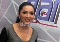 Ashanty saat wawancara dengan para wartawan. Gusmun/detikHot.