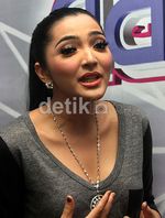 Lentiknya Bulu Mata Ashanty