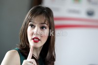 Bibir merah seorang Cathy Sharon.