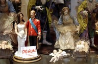 Pajangan tersebut berbentuk Kate dan Will memakai baju pernikahan mereka. (Reuters/Ciro De Luca).