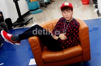 Atasan berlengan panjang dan kaos kaki Rangga tampak serasi dengan motif polkadot. Gusmun/detikHot.