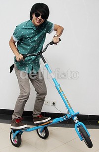 Bisma senang bermain dengan otopet. Gusmun/detikHot.