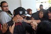 Ilham tampak susah payah keluar dari studio RCTI, Jakarta Barat, menuju mobilnya. Gusmun/detikHot