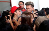 Rangga dan Rafael di tengah kerumunan fans. Gusmun/detikHot