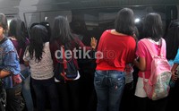 Fans ramai-ramai berdiri di samping mobil SM*SH untuk melihat idola mereka. Gusmun/detikHot
