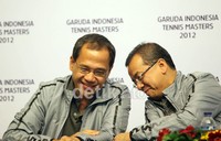 Ketua Umum PB PELTI, Wibowo Suseno Wirjawan (kiri), dan Direktur Utama Garuda Indonesia, Emirsyah Satar (kanan), saat memberikan keterangan terkait turnamen Garuda Indonesia Tenis Master 2012