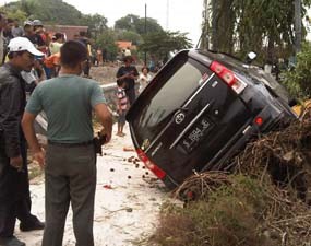 Tabrak Pohon, Avanza Terguling di Jalur Surabaya-Lamongan