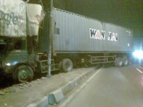 Sopir Ngantuk, Truk Trailer Terjang Dua Rumah