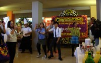 Para staf Curryvora menghibur undangan dengan tarian Gangnam Style.