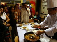 Chef Elman kemudian mempraktikkan cara membuat kari Ankara bergaya Turki.