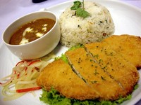 Inilah salah satu hidangan favorit di Curryvora: butter rice dengan chicken katsu dan kari Harajuku.