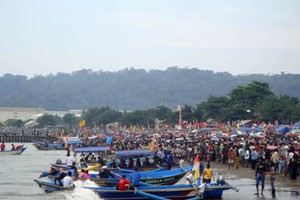 Ratusan Nelayan Larung Kepala Kerbau dalam Sedekah Laut di Cilacap