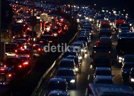 Semua Kendaraan Pribadi Harus Kena Kebijakan Nopol Ganjil Genap