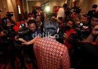 Choel berjalan meninggalkan lokasi seusai memberikan keterangan pers.