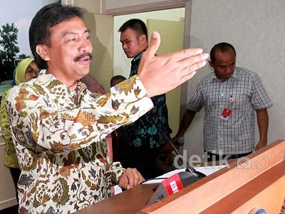 Jadi Tersangka Korupsi, Menpora Mundur