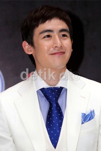 Nichkhun juga hadir dalam konser yang bertajuk 'What Time is It?'.