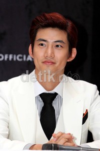 Taecyeon tampak ramah selama jumpa pers.