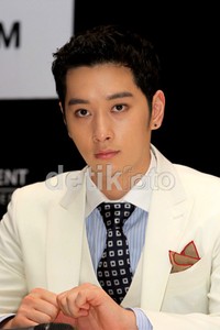 Di konsernya kali ini, masing-masing personel 2PM akan tampil Solo.
