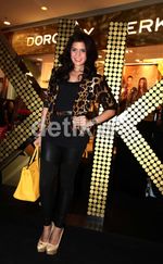 Carissa Putri Pakai Blazer Leopard Rancangan Kardashian