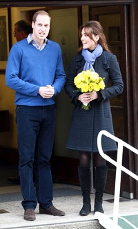 Kate tampak memegang se-bucket bunga berwarna kuning. Fred Duval/Getty Images.