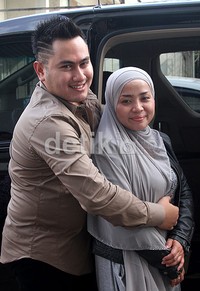 Nassar memeluk sang Muszdalifah dengan mesra. Gusmun/detikHot.