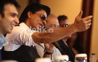 Saya membawa satu pahlawan 'Kuch Kuch Hota Hai' kali ini, jadi kenapa tidak membawakannya. Penonton pasti suka, ujar SRK dalam jumpa pers.