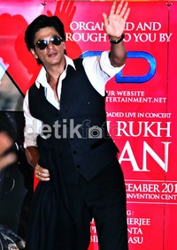 Shahrukh Khan melambaikan tangannya pada rekan media.