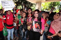 Fans yang rata-rata berbaju merah itu menangis di depan Hotel Shangri-La, Jakarta.