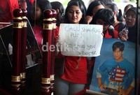 Ekspresi sedih pun menyelmuti wajah fans yang tak dapat bertemu langsung dengan Shahrukh Khan.