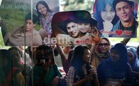 Para fans membawa poster-poster yang bergambar Shahrukh Khan.