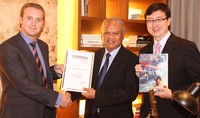 William Powell, Associate Publisher Euromoney Institutional Investor plc, menyerahkan penghargaan Euromoney “ Best Developer in Indonesia Overal 2012” kepada Ketut Budi Wijaya, Presiden Direktur PT Lippo Karawaci Tbk (LPKR).