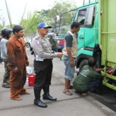Truk Parkir, Warung, dan Tambal Ban di Margomulyo Ditertibkan
