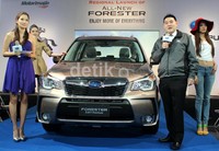 Presdir Motor Image Glenn Tan (kanan) menjelaskan tentang Subaru Forester. 'Kombinasi dinamis dari mesin baru Boxer DIT dengan teknologi khas Subaru, seperti sistem AWD, transmisi Lineartronic dan kapabilitas ramah lingkungan, membuat Forester baru mempunyai nilai yang unggul bagi semua pengemudi,' ujar Glenn.