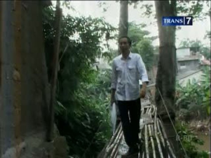 Jokowi Ngeri Sebrangi Jembatan Srengseng Sawah