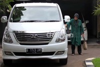 Sang Ibunda Andi turut hadir menemani Andi berpindahan.